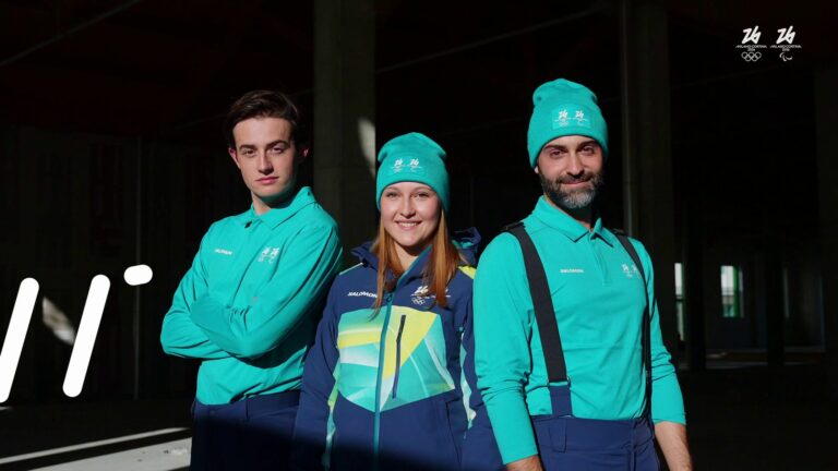 Persone che fanno volontariato sportivo alle Olimpiadi Invernali Milano-Cortina 2026.