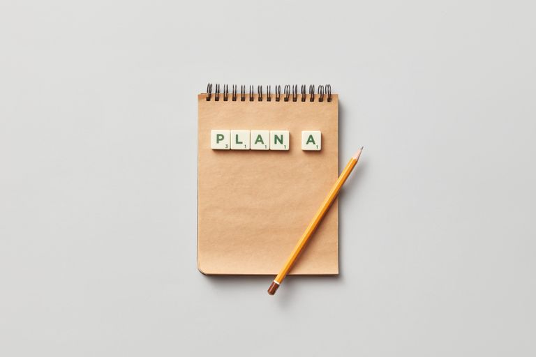 Taccuino con matita su cui è scritto 'PLAN A' a significare Piano Nazionale per l'Economia Sociale.